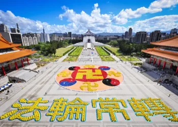 Fem tusind mennesker i Taiwan formede ordene “Falun Dafa vender sig altid” til en spektakulær opvisning